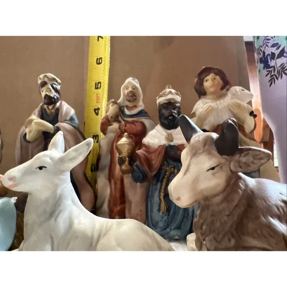 Vintage 8-Piece Hand Painted Porcelain Partial Nativity Set - Picture 8 of 8